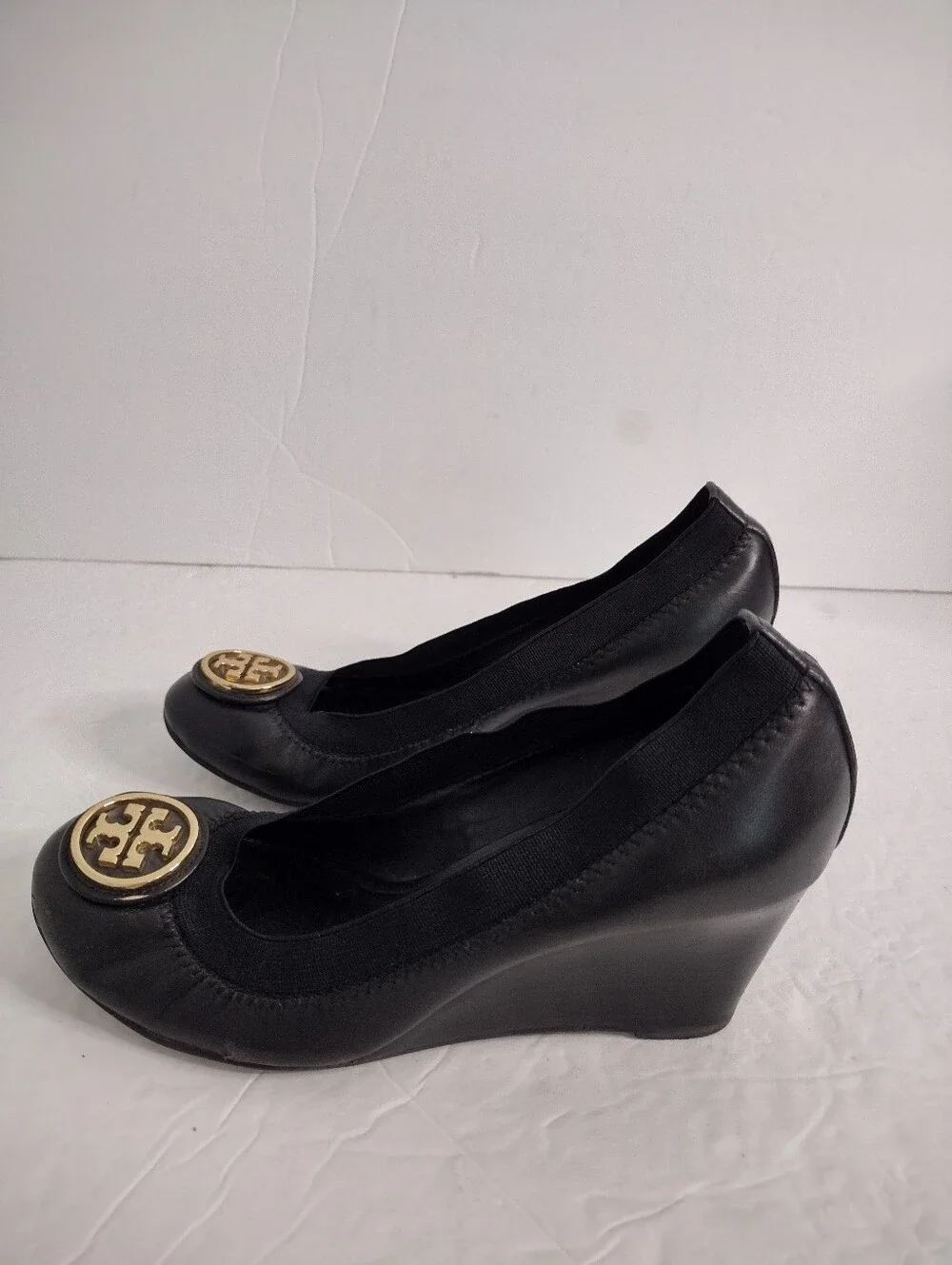 Tory Burch Caroline Wedge Pump 6 Black Leather Gold Logo Office Quiet Luxury